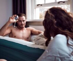 Tubble® Royale Opblaasbaar Ligbad - Blue Lagoon – Opvouwbaar Bad Voor Volwassenen Tot 188cm - IJsbad Wim Hof Methode - Zitbad - 255L -Badkamer Producten Winkel 1200x1012