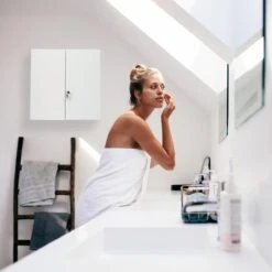 Relaxdays Medicijnkastje Afsluitbaar - Medicatiekastje - Badkamerkast Medicijnen - Wit -Badkamer Producten Winkel 1200x1200 1117