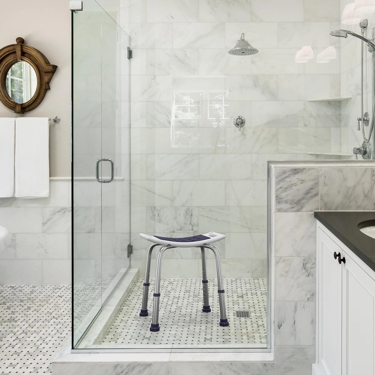 Sanicraft® Douchekruk - In Hoogte Verstelbaar - Douchekrukje - Roestvrij - 150kg Draagkracht - Comfortabel Zitkussen - Inclusief Douchekophouder, Handgrepen, Anti Slip Poten 6 Sanicraft® Douchekruk - In Hoogte Verstelbaar - Douchekrukje - Roestvrij - 150kg Draagkracht - Comfortabel Zitkussen - Inclusief Douchekophouder, Handgrepen, Anti Slip Poten - Afbeelding 4