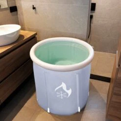 Zitbad Voor Volwassenen - Bath Bucket - Ijsbad - Ice Bath - Inklapbaar Bad - Wim Hof Methode - Opblaasbaarbad - Inclusief Voetpomp - Inclusief Ingebouwd Zitkussen - Grijs -Badkamer Producten Winkel 1200x1200 33