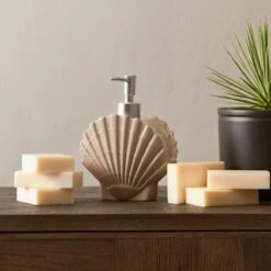 Riviera Maison Zeeppompje, Zeepdispenser Schelp - RM Beach Shell Soap Dispenser - Wit - Keramiek - 450 ML -Badkamer Producten Winkel 1200x1200 3741