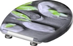 SCHÜTTE WC-Bril 82374 STONE - Duroplast - Soft Close - Afklikbaar - RVS-Scharnieren - Decor - 3-zijdige Print -Badkamer Producten Winkel 1200x761 4