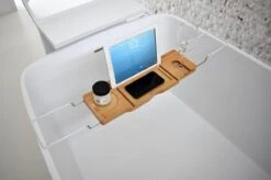 Badrek Bamboe Met IPAD Houder Galeara - Tablethouder - Telefoonhouder - Anti-slip Krasbescherming Badcaddy Badkuiprekje - Badrekje Uitschuifbaar Bamboe Hout -Badkamer Producten Winkel 1200x797 2