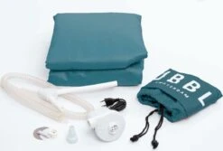 Tubble® Royale Opblaasbaar Ligbad - Blue Lagoon – Opvouwbaar Bad Voor Volwassenen Tot 188cm - IJsbad Wim Hof Methode - Zitbad - 255L -Badkamer Producten Winkel 1200x809