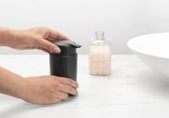 Brabantia ReNew Zeepdispenser - 250 Ml - Dark Grey 15 Brabantia ReNew Zeepdispenser - 250 Ml - Dark Grey -Badkamer Producten Winkel 1200x841 4