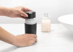 Brabantia ReNew Zeepdispenser - 250 Ml - Dark Grey 16 Brabantia ReNew Zeepdispenser - 250 Ml - Dark Grey -Badkamer Producten Winkel 1200x848 6