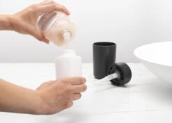 Brabantia ReNew Zeepdispenser - 250 Ml - Dark Grey 17 Brabantia ReNew Zeepdispenser - 250 Ml - Dark Grey -Badkamer Producten Winkel 1200x861 4