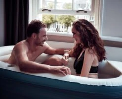 Tubble® Royale Opblaasbaar Ligbad - Blue Lagoon – Opvouwbaar Bad Voor Volwassenen Tot 188cm - IJsbad Wim Hof Methode - Zitbad - 255L -Badkamer Producten Winkel 1200x972