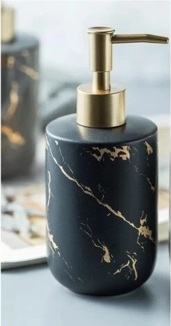 SIEPS Zeepdispenser - Zeeppompje Zwart & Goud - Vrijstaand 400 ML Zeephouder - Keramiek 9 SIEPS Zeepdispenser - Zeeppompje Zwart & Goud - Vrijstaand 400 ML Zeephouder - Keramiek -Badkamer Producten Winkel 631x1200 2