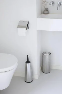 Brabantia ReNew WC Rolhouder - Met Klep - Brilliant Steel 22 Brabantia ReNew WC Rolhouder - Met Klep - Brilliant Steel -Badkamer Producten Winkel 800x1200 42
