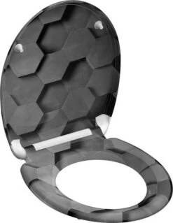 SCHÜTTE WC-Bril 82392 GREY HEXAGONS - Duroplast - Soft Close - Afklikbaar - RVS-Scharnieren - Decor - 3-zijdige Print -Badkamer Producten Winkel 929x1200 2