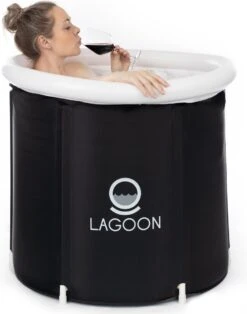 Lagoon® Opblaasbaar Zitbad Voor Volwassenen Bathbucket - Met Relaxing Giftset - Wim Hof Methode - Opvouwbaar & Inklapbaar Spa Bad - Bath Bucket - IJsbad - Opblaasbad - Dompelbad -Badkamer Producten Winkel 943x1200
